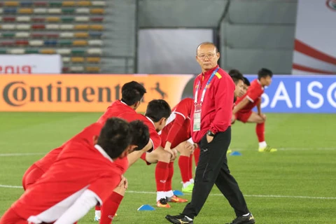 HLV Park Hang-seo quan sát các học trò tập luyện trên sân Zayed Sports City. (Nguồn: AFC)