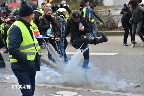 Người biểu tình 'Áo vàng' sử dụng hơi cay trong cuôc biểu tình tại Nantes, Pháp, ngày 5/1. (Ảnh: AFP/TTXVN)
