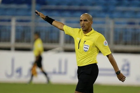 Trọng tài người Oman Ahmed Al-Kaf.