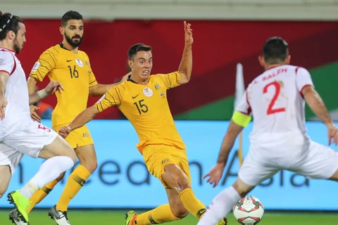 Australia (áo vàng) đá bay Syria khỏi Asian Cup 2019. (Nguồn: AFC)