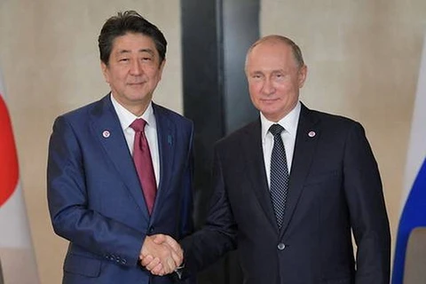 Tổng thống Nga Vladimir Putin (trái) và Thủ tướng Nhật Bản Shinzo Abe. (Nguồn: Reuters)