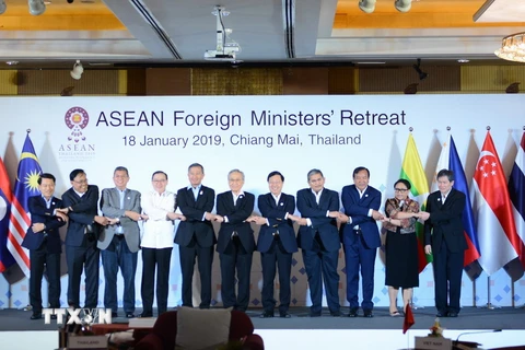 Các ngoại trưởng ASEAN chụp ảnh lưu niệm. (Ảnh Sơn Nam/TTXVN)