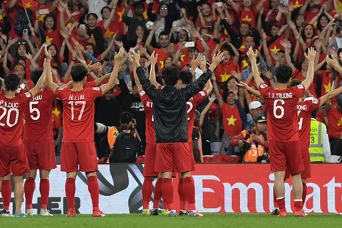 Cầu thủ Việt Nam chung vui cùng người hâm mộ sau khi đánh bại Yemen. (Nguồn: AFC)