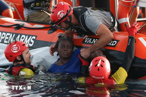 Nhân viên cứu hộ nỗ lực cứu một người di cư trên Địa Trung Hải ngày 17/7/2018. (Ảnh: AFP/TTXVN)