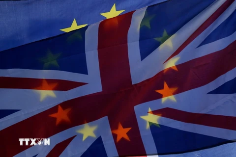 Cờ Anh (phía trước) và cờ EU tại thủ đô London, Anh, ngày 15/1. (Ảnh: THX/TTXVN) 