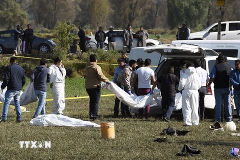 Chuyển thi thể nạn nhân trong vụ nổ đường ống dẫn nhiên liệu ở Hidalgo, Mexico ngày 20/1. (Ảnh: AFP/TTXVN)