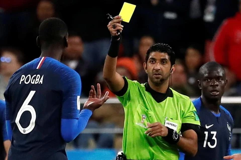 Trọng tài Mohammed Abdulla Hassan Mohamed từng rút thẻ vàng phạt Pogba ở World Cup 2018. (Nguồn: Reuters)