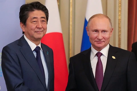 Tổng thống Nga Vladimir Putin và Thủ tướng Nhật Bản Shinzo Abe trong cuộc gặp gần đây. (Nguồn: TASS)