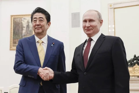Tổng thống Nga Putin (phải) tại cuộc gặp Thủ tướng Nhật Bản Abe. (Nguồn: Kyodo)