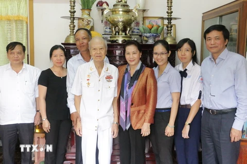 Chủ tịch Quốc hội Nguyễn Thị Kim Ngân thăm gia đình Anh hùng Lực lượng vũ trang nhân dân Nguyễn Hữu Phước. (Ảnh: Hồng Giang/TTXVN)