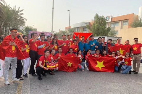 CĐV Việt Nam 'nhuộm đỏ' Dubai, tiếp lửa cho đội tuyển Việt Nam
