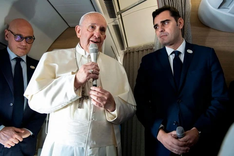 Giáo hoàng Francis phát biểu khi đang trên máy bay. (Nguồn: ncronline.org)