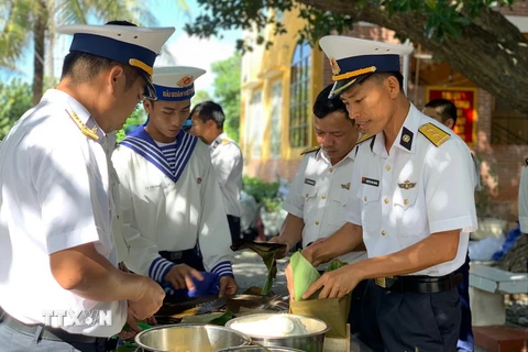 Cán bộ, chiến sỹ đảo Nam Yết gói bánh chưng xanh đón Xuân Kỷ Hợi 2019. (Ảnh: Quang Thái/TTXVN)