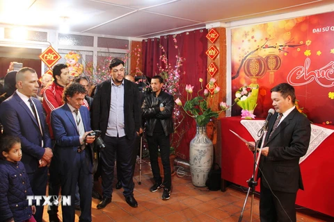 Đại sứ Việt Nam tại Algeria Phạm Quốc Trụ phát biểu tại buổi gặp mặt. (Ảnh: Tấn Đạt/TTXVN)