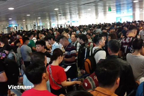 Cận cảnh sân bay Tân Sơn Nhất kẹt cứng người về quê ăn Tết
