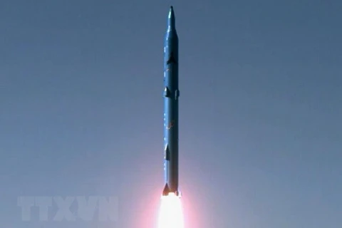 Vụ thử tên lửa tầm trung đất đối đất Sejil-2 tại một địa điểm bí mật ở Iran. (Nguồn: AFP/TTXVN)