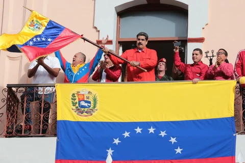Tổng thống Venezuela Nicolas Maduro (giữa) trong cuộc míttinh ủng hộ Chính phủ của ông tại Caracas. (Ảnh: THX/TTXVN)