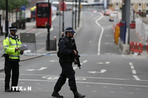 Cảnh sát điều tra tại hiện trường một vụ tấn công bằng dao ở London, Anh. (Ảnh: AFP/TTXVN)