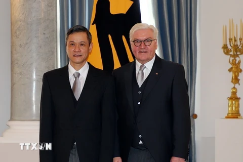 Đại sứ Nguyễn Minh Vũ (trái) và Tổng thống Frank-Walter Steinmeier. (Ảnh: Phạm Thắng/TTXVN)