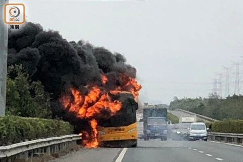 Hiện trường vụ nổ xe buýt tại Trung Quốc. (Nguồn: hk.news.yahoo.com)