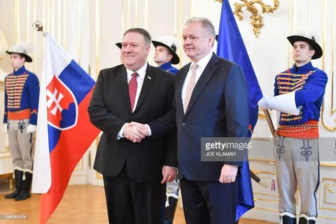 Ngoại trưởng Mỹ Mike Pompeo (trái) hội kiến Tổng thống Slovakia Andrej Kiska. (Nguồn: Getty Images)