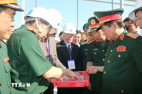 Bộ trưởng Bộ Quốc phòng Ngô Xuân Lịch kiểm tra tại khu vực xử lý đất đá nhiễm dioxin tại sân bay Biên Hòa. (Ảnh: Sỹ Tuyên/TTXVN)