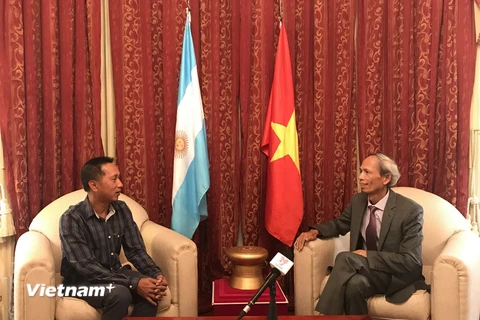 Phóng viên TTXVN phỏng vấn Đại sứ Đặng Xuân Dũng. (Ảnh: Phương Lan/Vietnam+)
