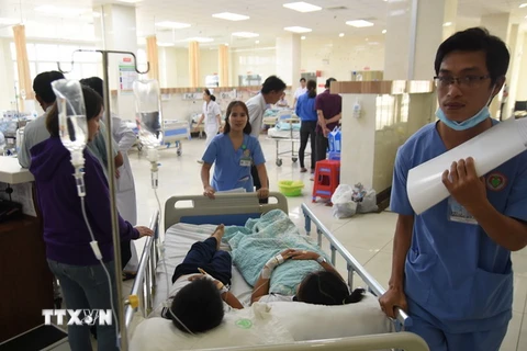 Các em học sinh nghi bị ngộ độc thực phẩm được cấp cứu tại Bệnh viện đại học Y dược Shing Mark. (Ảnh: Lê Xuân/TTXVN)