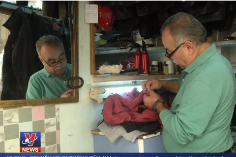 Độc đáo cửa hàng sửa quần áo cũ giữa lòng thủ đô của Jordan