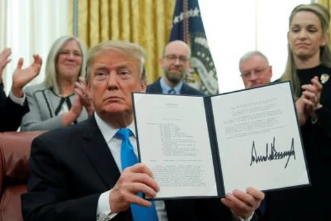 Tổng thống Mỹ Donald Trump ký sắc lệnh. (Nguồn: Reuters)