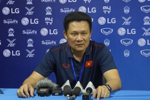 Huấn luyện viên Nguyễn Quốc Tuấn trả lời tại cuộc họp báo sau trận đấu. (Ảnh: Minh Hưng/TTXVN)