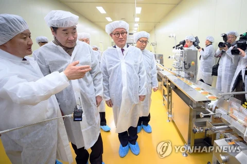 Thủ tướng Hàn Quốc đến thăm một hiệp hội nông nghiệp ở Buyeo, tỉnh Nam Chungcheong. (Nguồn: Yonhap)