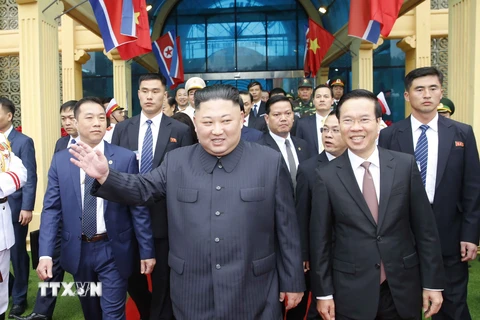 Trong ảnh: Chủ tịch Triều Tiên Kim Jong-un vẫy tay chào nhân dân Việt Nam. (Ảnh: Nhan Sáng/TTXVN)
