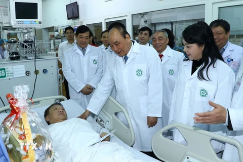 Thủ tướng Nguyễn Xuân Phúc thăm hỏi bệnh nhân tại khoa Cấp cứu (bệnh viện Bạch Mai). (Ảnh: Thống Nhất - TTXVN)