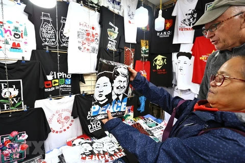 Áo phông in hình Tổng thống Donald Trump và Chủ tịch Kim Jong-un trên phố Hàng Bông (Hà Nội) đang là mặt hàng bán rất chạy. (Ảnh: Minh Quyết/TTXVN)