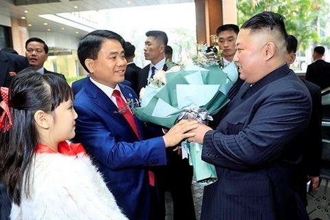 Chủ tịch UBND Thành phố Hà Nội Nguyễn Đức Chung đón, tặng hoa chào mừng Chủ tịch Triều Tiên Kim Jong-un, tại khách sạn Melia. (Ảnh: Nhan Sáng/TTXVN)