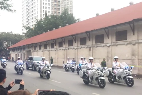 Video đoàn xe chở Tổng thống Mỹ trên đường Nguyễn Thái Học