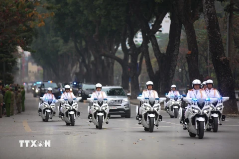 Hình ảnh đoàn xe chở Tổng thống Mỹ trên đường phố Hà Nội