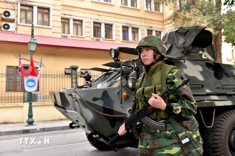 Lực lượng Thiết giáp của Bộ Tư lệnh Thủ đô Hà Nội chốt giữ tại các mục tiêu đặc biệt quan trọng bảo vệ hội nghị. (Nguồn: TTXVN)