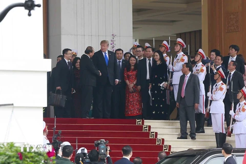 Tổng thống Mỹ về khách sạn sau bữa ăn trưa cùng Thủ tướng