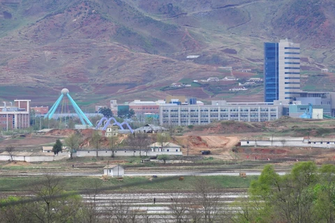 Toàn cảnh Khu công nghiệp chung Kaesong giữa hai miền Triều Tiên. (Ảnh: AFP/TTXVN)