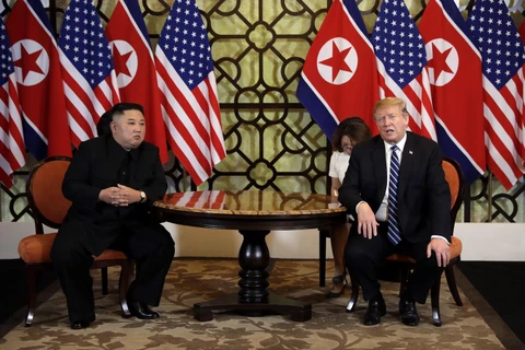 Tổng thống Mỹ Donald Trump (phải) và Chủ tịch Triều Tiên Kim Jong-un trong cuộc gặp riêng tại Hội nghị thượng đỉnh Mỹ-Triều lần hai ở Hà Nội ngày 28/2. (Ảnh: AFP/TTXVN)