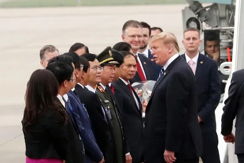 Các quan chức Việt Nam tiễn Tổng thống Mỹ Donald Trump tại sân bay quốc tế Nội Bài. (Ảnh: Trọng Đức/TTXVN)