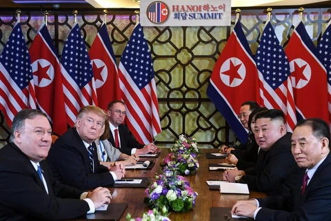 Tổng thống Mỹ Donald Trump và Chủ tịch Triều Tiên Kim Jong-un tại cuộc họp mở rộng ở Hà Nội, ngày 28/2. (Ảnh: AFP/TTXVN)