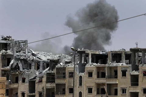 Cảnh đổ nát sau các vụ không kích vào Syria. (Nguồn: AP)