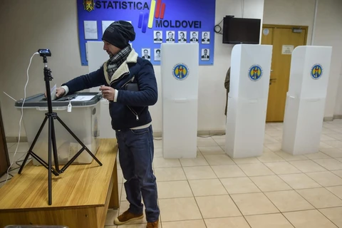 Cử tri Moldova bỏ phiếu tại một địa điểm bầu cử ở Chisinau ngày 24/2. (Ảnh: AFP/TTXVN)