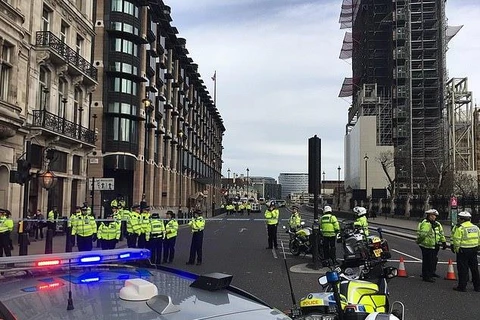Cảnh sát Anh phong tỏa đường gần trục sở Quốc hội Anh. (Nguồn: Daily Mail)
