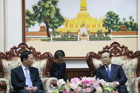 Phó Thủ tướng Lào Somedee Duangdee (phải) tiếp Bộ trưởng Bộ Thông tin và Truyền thông Việt Nam Nguyễn Mạnh Hùng. (Ảnh: Xuân Tú/TTXVN)