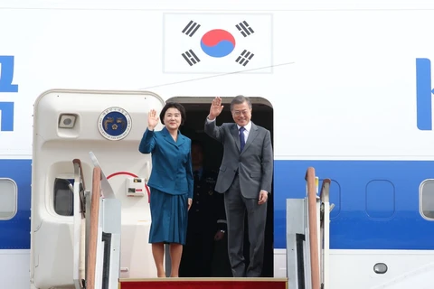 Tổng thống Hàn Quốc Moon Jae-in (phải) lên đường tới 3 nước ASEAN. (Ảnh: Yonhap/TTXVN)