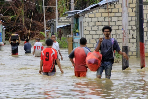 Cảnh ngập lụt tại Sentani, tỉnh Papua, Indonesia, ngày 18/3. (Ảnh: THX/TTXVN)